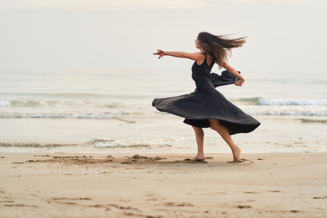 Eine Tänzerin am Strand